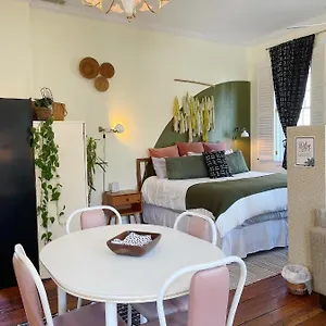 Romantic 1885 Loft Steps From Pulaski Square Holiday home Savannah